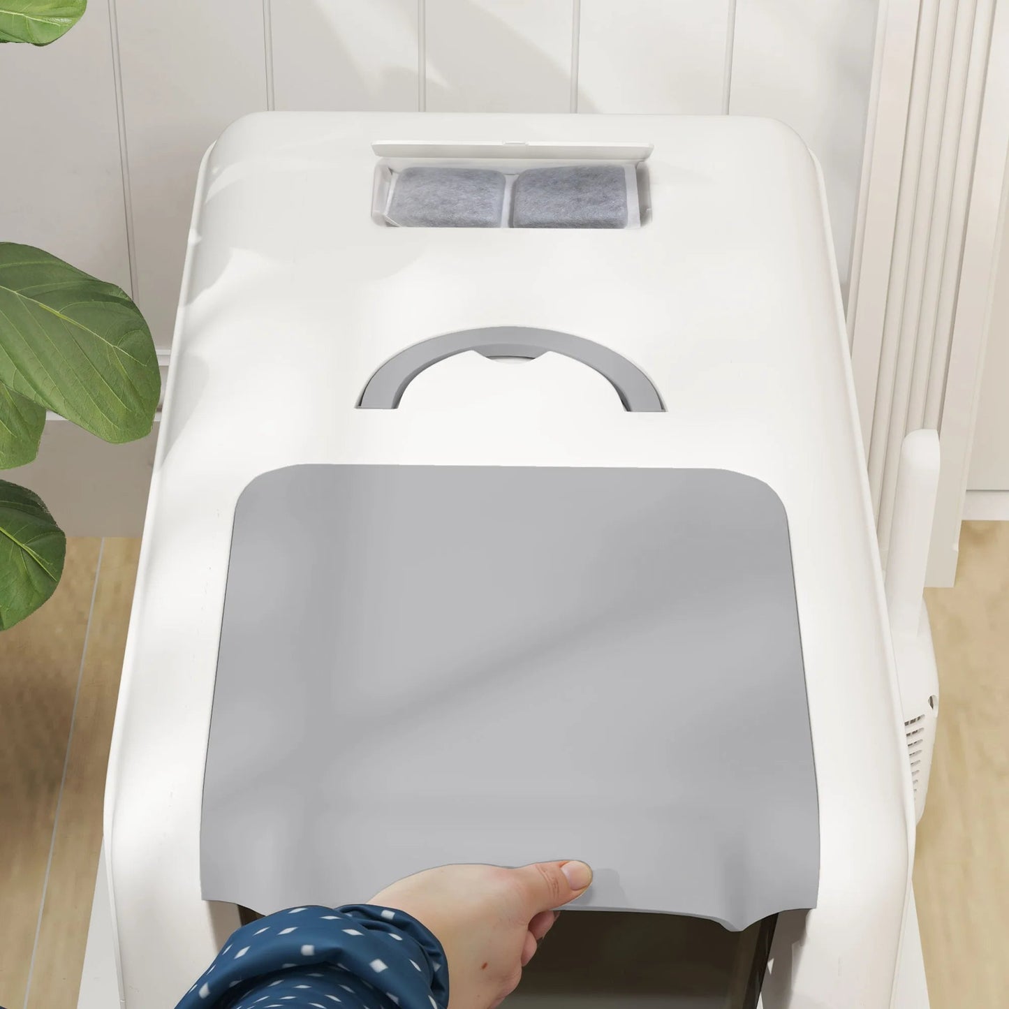 Spacious Covered Cat Litter Box with Easy Clean Tray